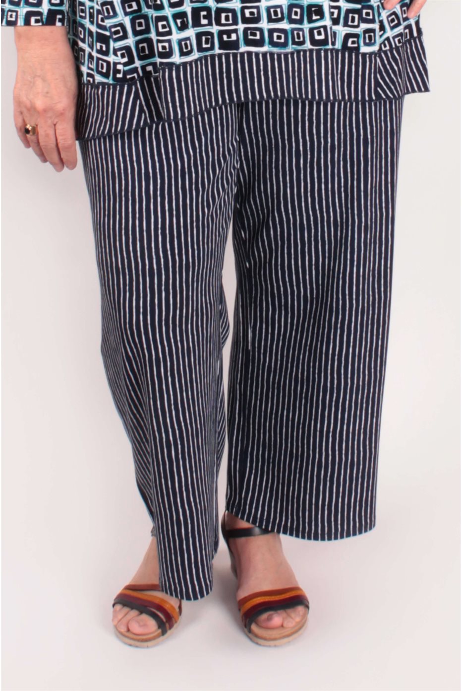 Pantalons bleu marine rayés Flood Pant Bamboo Navy Stripe Pantalons bleu marine rayés Flood Pant Bamboo Navy Stripe
